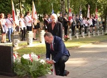 Delegacje złożyły kwiaty pod pomnikiem ofiar II wojny światowej i pomnikiem AK