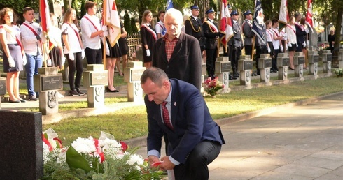 Delegacje złożyły kwiaty pod pomnikiem ofiar II wojny światowej i pomnikiem AK