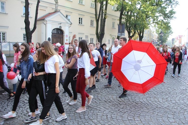 Korowód niepodległościowy w Łowiczu