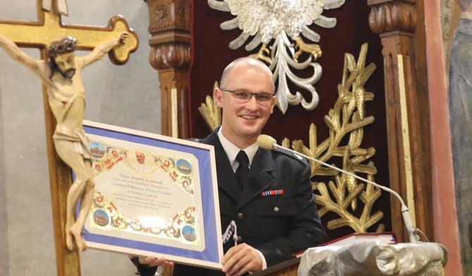 Błogosławieństwo od papieża Franciszka dla istebniańskich strażaków odebrał prezes Stanisław Kędzior