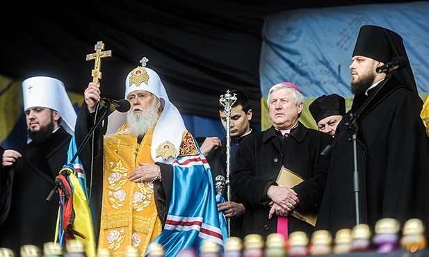 Patriarcha kijowski Filaret w czasie protestów na Majdanie, luty 2014 r. Za nim katolicki biskup Stanisław Szyrokoradiuk. Tamte wydarzenia wzmocniły dążenie do usamodzielnienia się ukraińskiego prawosławia.