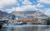 Historyczny port  na tle Góry Stołowej,  symbolu Kapsztadu.