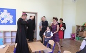 Uczniowie katolickiej szkoły w Czechowicach-Dziedzicach z nowym sztandarem
