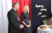 Uczniowie katolickiej szkoły w Czechowicach-Dziedzicach z nowym sztandarem