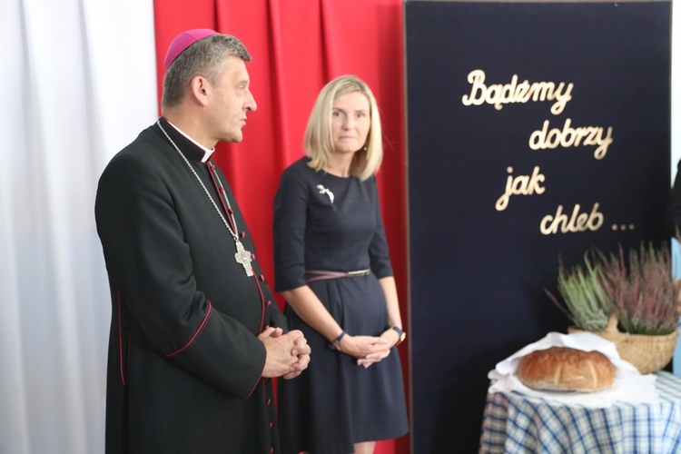 Uczniowie katolickiej szkoły w Czechowicach-Dziedzicach z nowym sztandarem