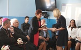 Uczniowie katolickiej szkoły w Czechowicach-Dziedzicach z nowym sztandarem
