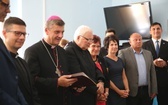 Uczniowie katolickiej szkoły w Czechowicach-Dziedzicach z nowym sztandarem