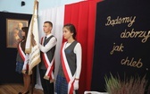 Uczniowie katolickiej szkoły w Czechowicach-Dziedzicach z nowym sztandarem