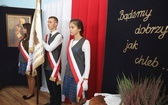 Uczniowie katolickiej szkoły w Czechowicach-Dziedzicach z nowym sztandarem