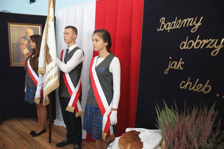 Uczniowie katolickiej szkoły w Czechowicach-Dziedzicach z nowym sztandarem