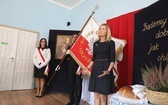 Uczniowie katolickiej szkoły w Czechowicach-Dziedzicach z nowym sztandarem