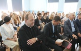 Uczniowie katolickiej szkoły w Czechowicach-Dziedzicach z nowym sztandarem