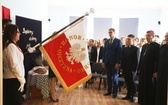 Uczniowie katolickiej szkoły w Czechowicach-Dziedzicach z nowym sztandarem