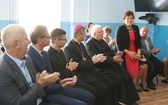 Uczniowie katolickiej szkoły w Czechowicach-Dziedzicach z nowym sztandarem