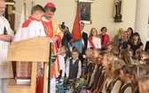 Uczniowie katolickiej szkoły w Czechowicach-Dziedzicach z nowym sztandarem