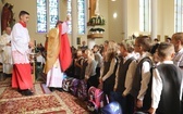 Uczniowie katolickiej szkoły w Czechowicach-Dziedzicach z nowym sztandarem