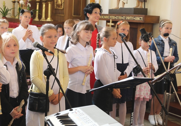 Uczniowie katolickiej szkoły w Czechowicach-Dziedzicach z nowym sztandarem