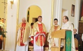 Uczniowie katolickiej szkoły w Czechowicach-Dziedzicach z nowym sztandarem