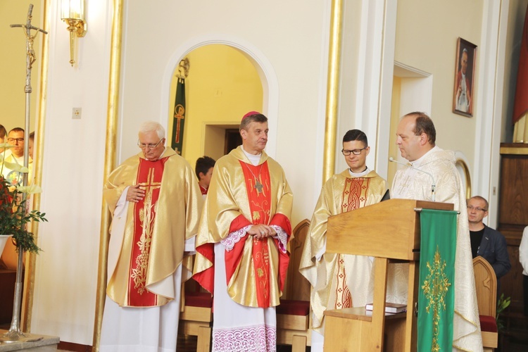 Uczniowie katolickiej szkoły w Czechowicach-Dziedzicach z nowym sztandarem