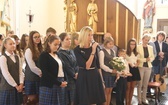 Uczniowie katolickiej szkoły w Czechowicach-Dziedzicach z nowym sztandarem