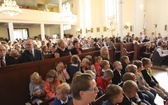 Uczniowie katolickiej szkoły w Czechowicach-Dziedzicach z nowym sztandarem