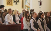 Uczniowie katolickiej szkoły w Czechowicach-Dziedzicach z nowym sztandarem
