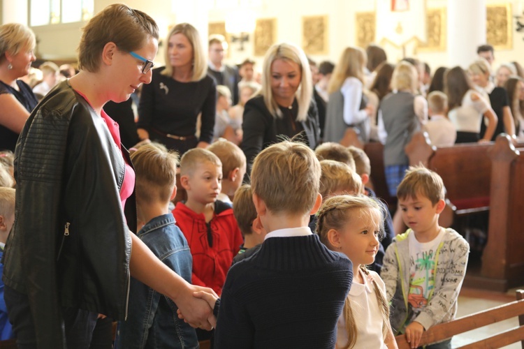 Uczniowie katolickiej szkoły w Czechowicach-Dziedzicach z nowym sztandarem