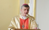Uczniowie katolickiej szkoły w Czechowicach-Dziedzicach z nowym sztandarem