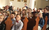 Uczniowie katolickiej szkoły w Czechowicach-Dziedzicach z nowym sztandarem