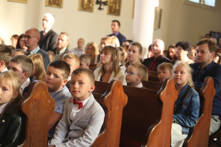 Uczniowie katolickiej szkoły w Czechowicach-Dziedzicach z nowym sztandarem