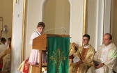 Uczniowie katolickiej szkoły w Czechowicach-Dziedzicach z nowym sztandarem