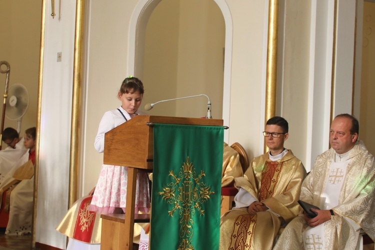 Uczniowie katolickiej szkoły w Czechowicach-Dziedzicach z nowym sztandarem