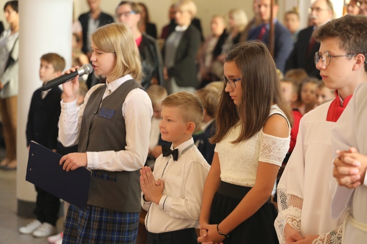 Uczniowie katolickiej szkoły w Czechowicach-Dziedzicach z nowym sztandarem