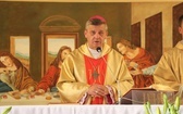Uczniowie katolickiej szkoły w Czechowicach-Dziedzicach z nowym sztandarem