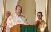 Uczniowie katolickiej szkoły w Czechowicach-Dziedzicach z nowym sztandarem