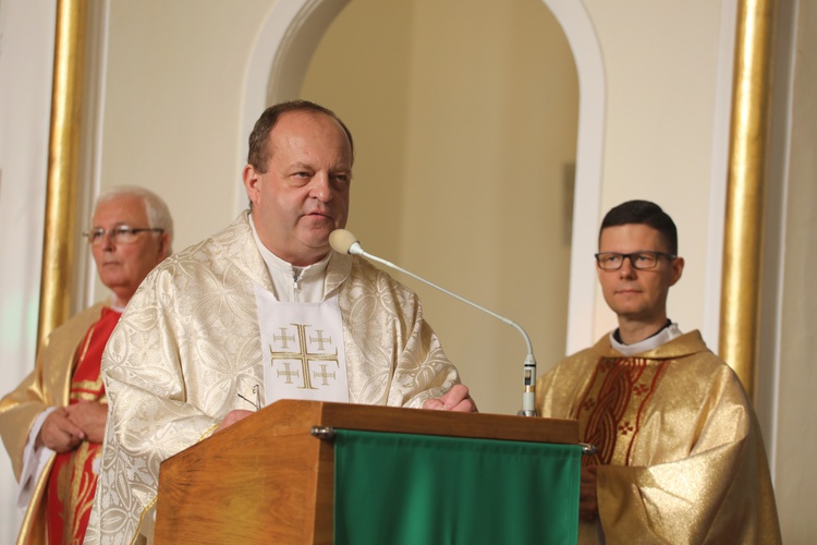 Uczniowie katolickiej szkoły w Czechowicach-Dziedzicach z nowym sztandarem