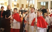 Uczniowie katolickiej szkoły w Czechowicach-Dziedzicach z nowym sztandarem