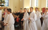 Uczniowie katolickiej szkoły w Czechowicach-Dziedzicach z nowym sztandarem