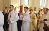 Uczniowie katolickiej szkoły w Czechowicach-Dziedzicach z nowym sztandarem