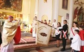Uczniowie katolickiej szkoły w Czechowicach-Dziedzicach z nowym sztandarem