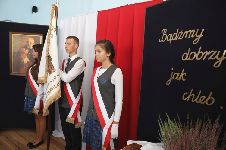 Uczniowie katolickiej szkoły w Czechowicach-Dziedzicach z nowym sztandarem