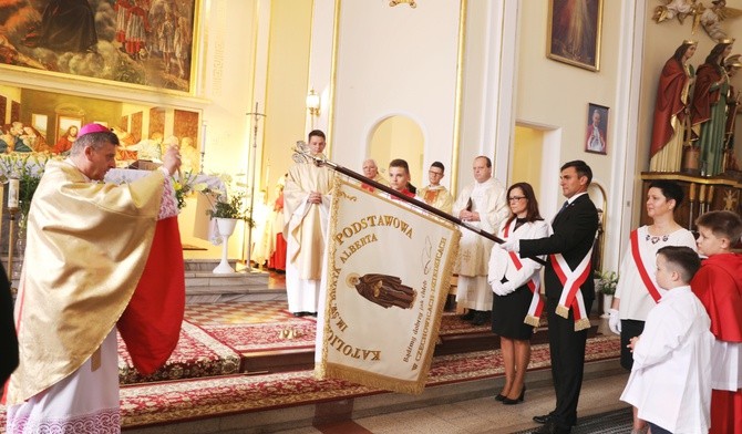 Bp Roman Pindel pobłogosławił nowy sztandar Katolickiej Szkoły Podstawowej im. św. Brata Alberta