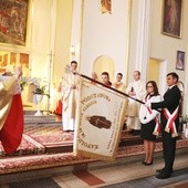 Bp Roman Pindel pobłogosławił nowy sztandar Katolickiej Szkoły Podstawowej im. św. Brata Alberta