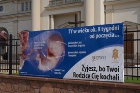 Billboard promujący akcję na ogrodzeniu kościoła NSJ w Radomiu