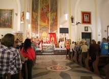 Mszy św. w kościele św. Barbary przewodniczył kard. Kazimierz Nycz. Wraz z nim przy ołtarzu stanęli proboszczowie kilku warszawskich parafii, współpracujących ze wspólnotą
