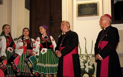 Abp Salvatore Pennacchio, bp Andrzej F. Dziuba i dziewczęta w łowickich strojach przy odsłoniętej tablicy