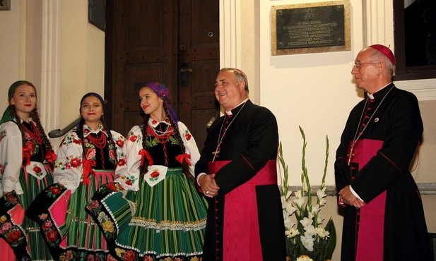 Abp Salvatore Pennacchio, bp Andrzej F. Dziuba i dziewczęta w łowickich strojach przy odsłoniętej tablicy