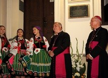 Abp Salvatore Pennacchio, bp Andrzej F. Dziuba i dziewczęta w łowickich strojach przy odsłoniętej tablicy