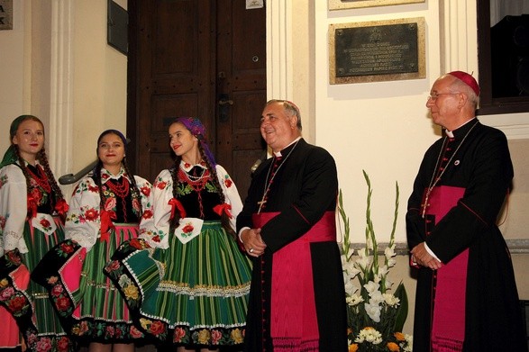 Abp Salvatore Pennacchio, bp Andrzej F. Dziuba i dziewczęta w łowickich strojach przy odsłoniętej tablicy