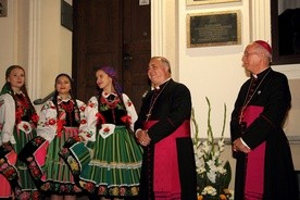 Abp Salvatore Pennacchio, bp Andrzej F. Dziuba i dziewczęta w łowickich strojach przy odsłoniętej tablicy